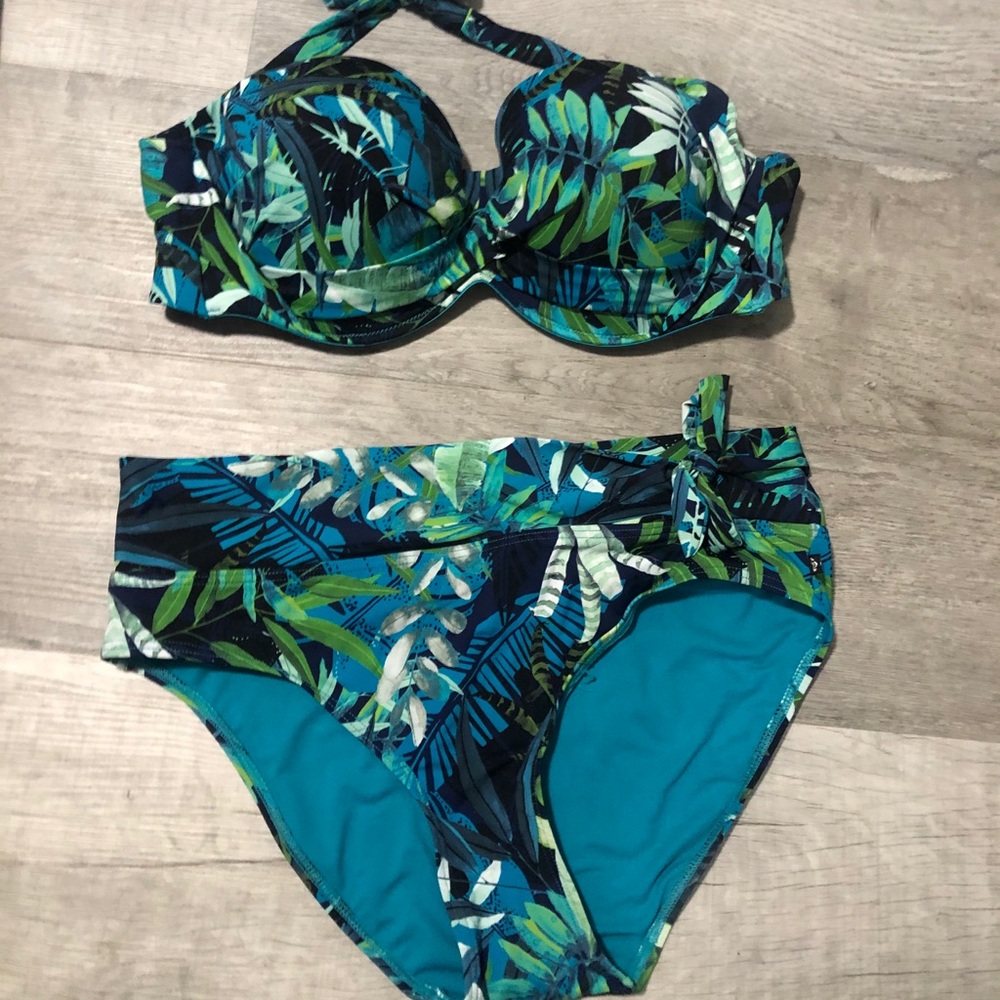La Vie en Rose 2 piece bathing suit. NWT